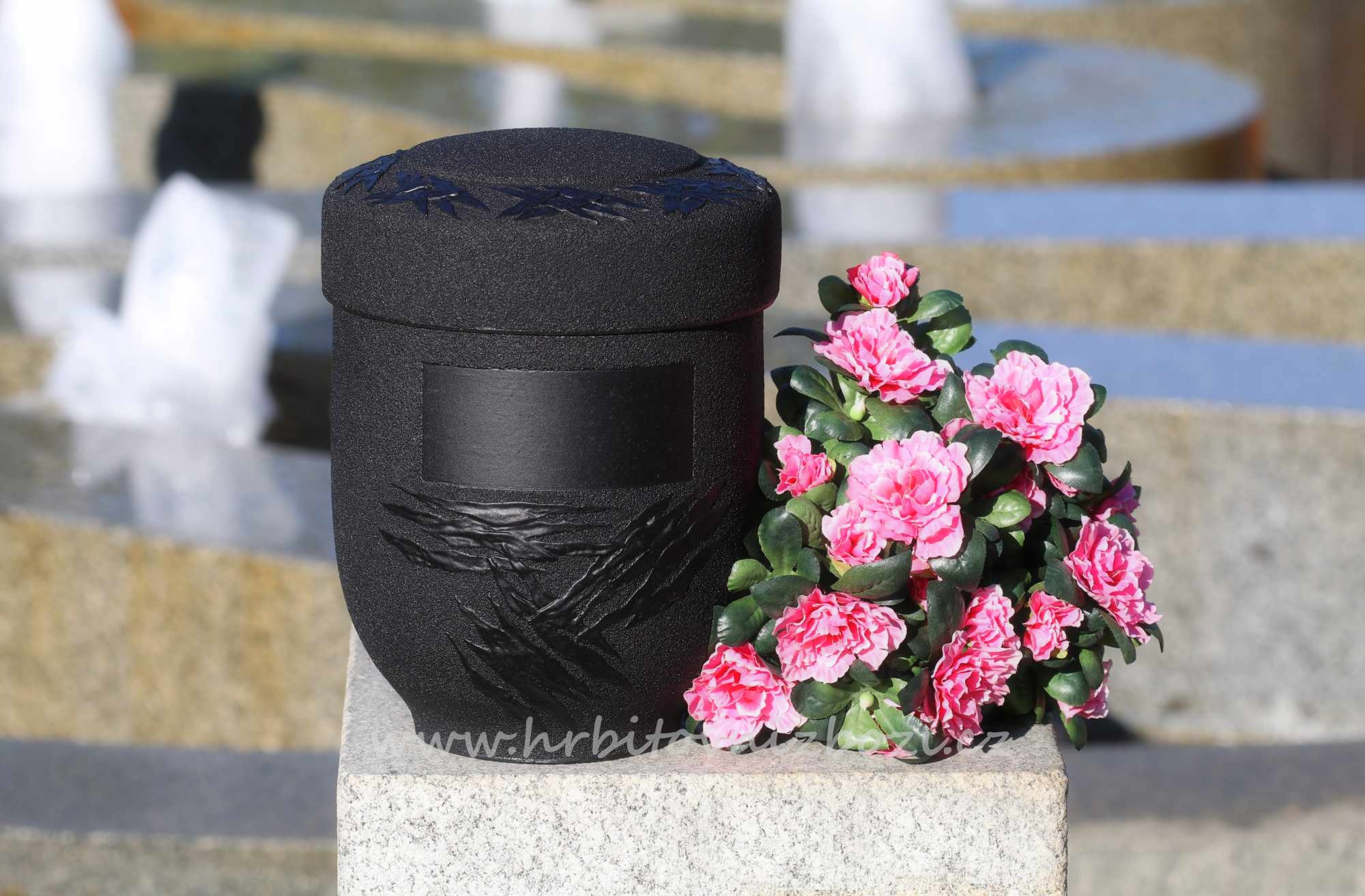 Urna mramolitová černá s dekorem jehly