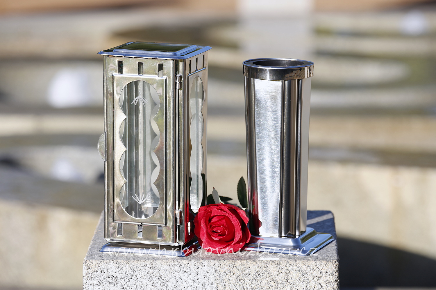Hřbitovní lampa zdobená kruhy s vázou
