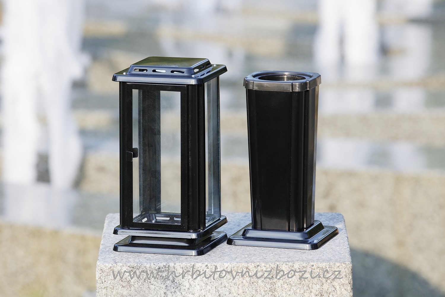 Hřbitovní lampa a váza černá čirá skla 02