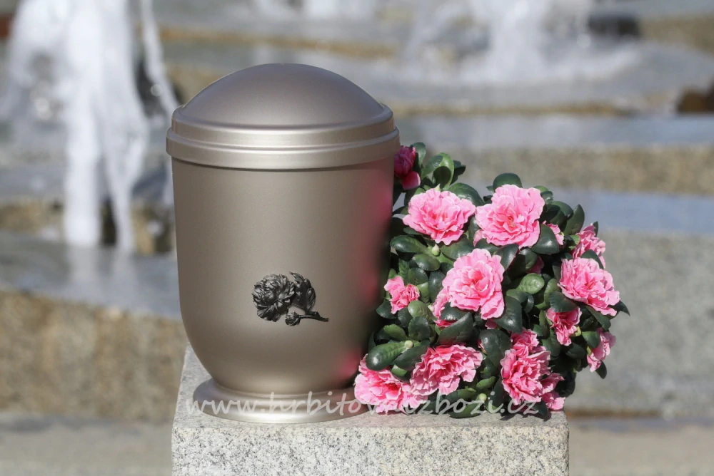 Hřbitovní urna plastová kovové barvy s černou kytkou