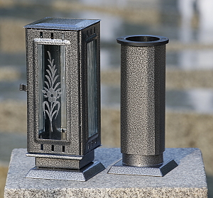 Hřbitovní lampa a váza stříbrná čtyřboká