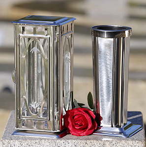 Hřbitovní lampa s oválem a vázou