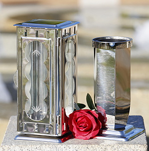 Hřbitovní lampa zdobená kruhy s vázou malou