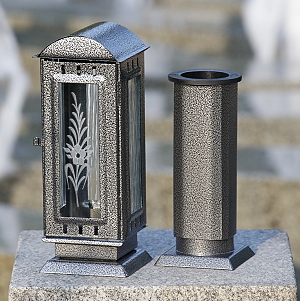 Lampa na hrob o oblou střechou a vázou