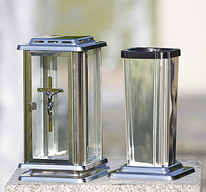 Hřbitovní lampa a váza s Kristem 01a
