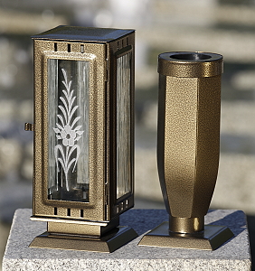 Hřbitovní lampa a váza šestiboká zlatá