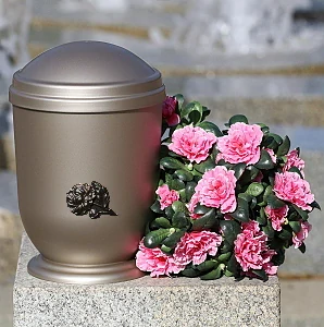 Hřbitovní urna plastová kovové barvy s černou kytkou
