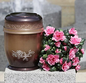 Urna hliníková kaštanové barvy s růží