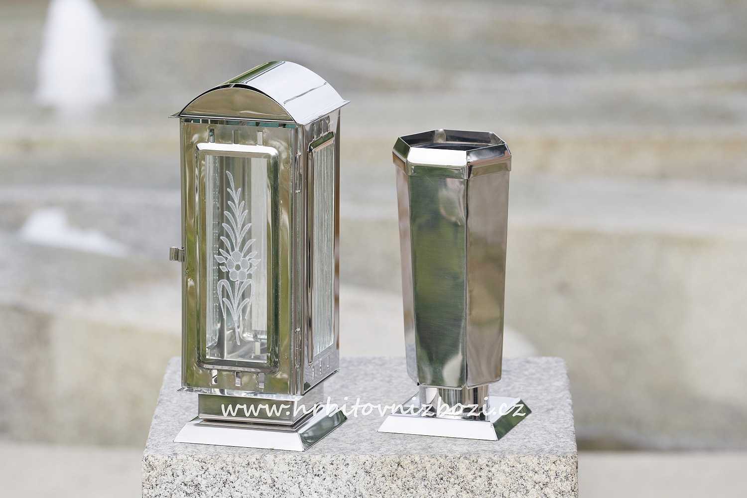 Hřbitovní lampa mala s oblou střechou a vázou